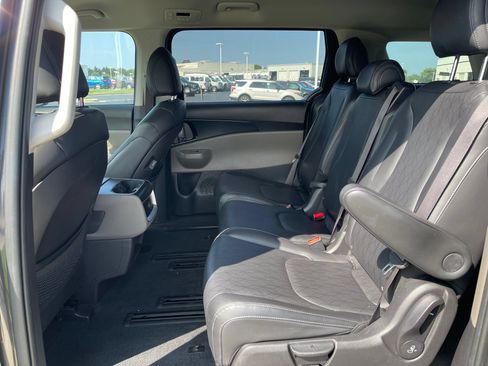 Used 2025 Kia Carnival FWD image 15
