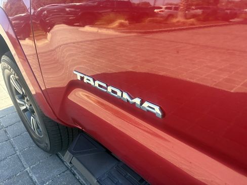 Used 2018 Toyota Tacoma TRD Sport image 13