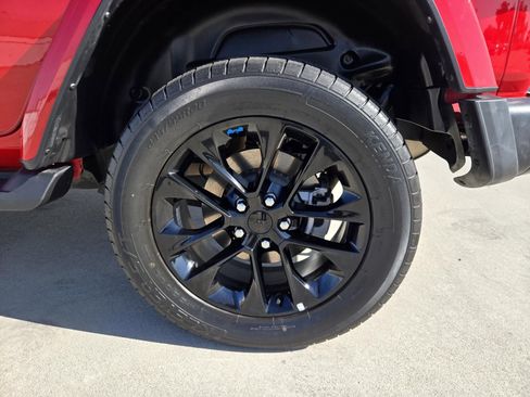 Used 2022 Jeep Wrangler Unlimited Sahara image 32