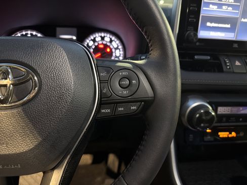 Used 2021 Toyota RAV4 XLE Premium image 17