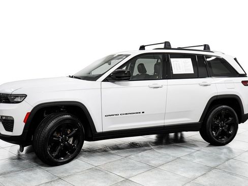 Used 2023 Jeep Grand Cherokee Limited w/ Black Appearance Package AWD/4WD image 4