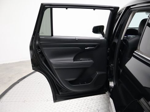 Used 2023 Toyota Highlander XLE image 21
