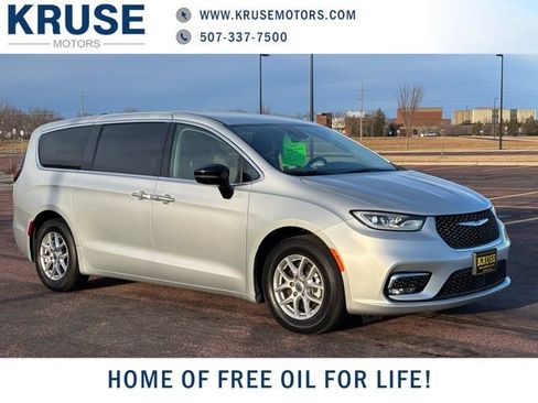 Used 2024 Chrysler Pacifica Touring-L image 1