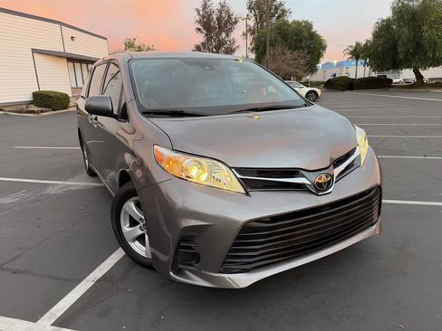 Used 2020 Toyota Sienna LE image 3