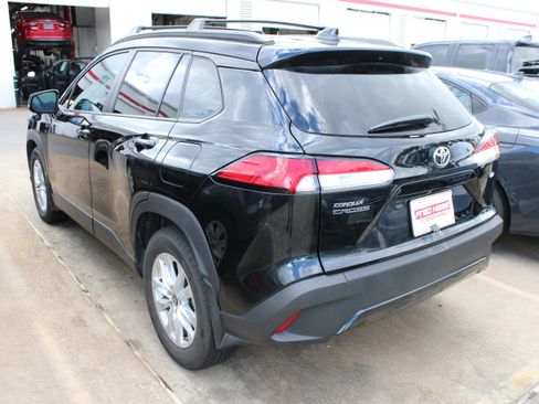 Used 2025 Toyota Corolla Cross LE w/ Moonroof Package FWD image 7