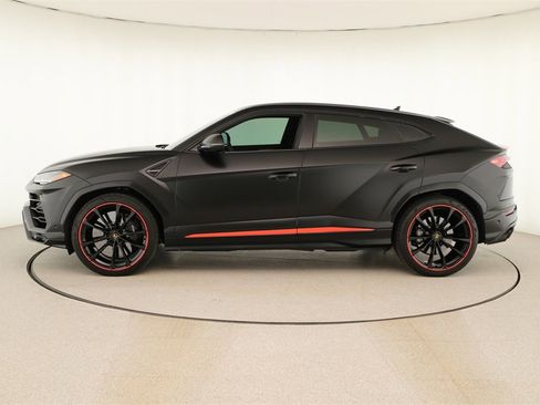 Used 2022 Lamborghini Urus image 2
