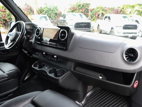 Used 2024 Mercedes-Benz Sprinter 2500 image 34