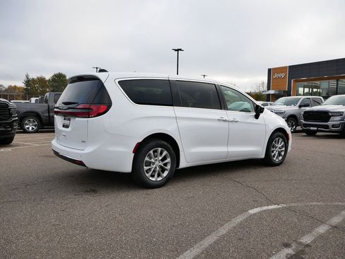 New 2026 Chrysler Pacifica Select image 46