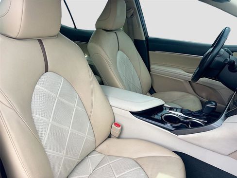 Used 2018 Toyota Camry XLE image 31