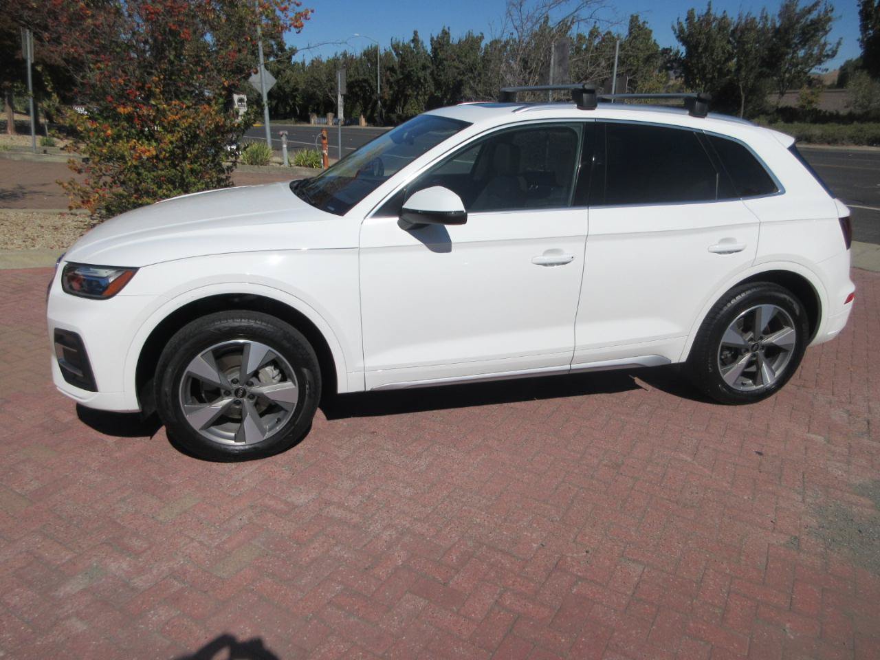 Used 2023 Audi Q5 2.0T Premium w/ Convenience Package AWD/4WD image 3