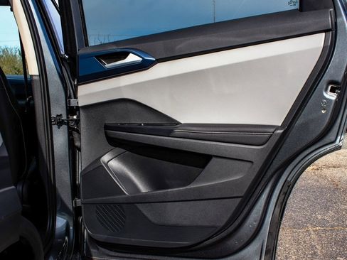 Used 2024 Volkswagen Taos SE w/ Panoramic Sunroof Package image 12