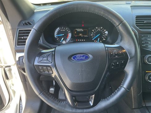 Used 2018 Ford Explorer XLT image 12