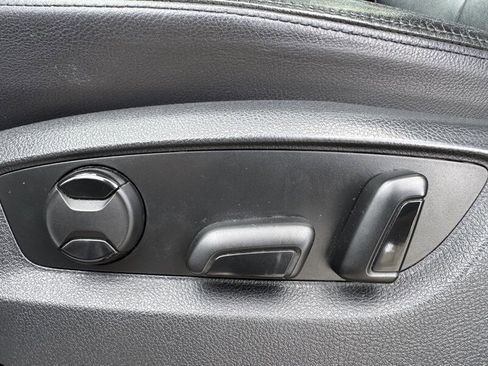 Used 2012 Volkswagen Touareg TDI image 27