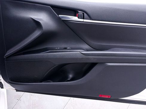 Used 2020 Toyota Camry SE w/ Blackout Package FWD image 31