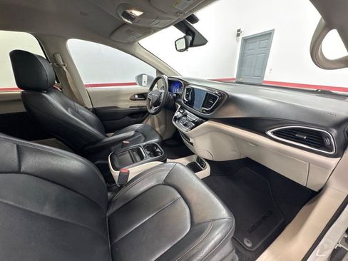 Used 2017 Chrysler Pacifica Touring-L w/ Tire & Wheel Group FWD image 14