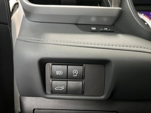 Used 2024 Toyota Highlander LE FWD image 13