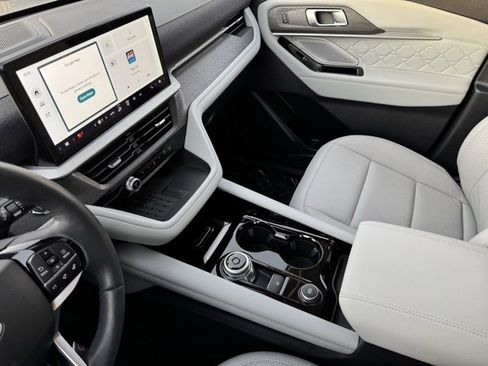 Used 2025 Ford Explorer Platinum w/ LUX Leather Package image 18