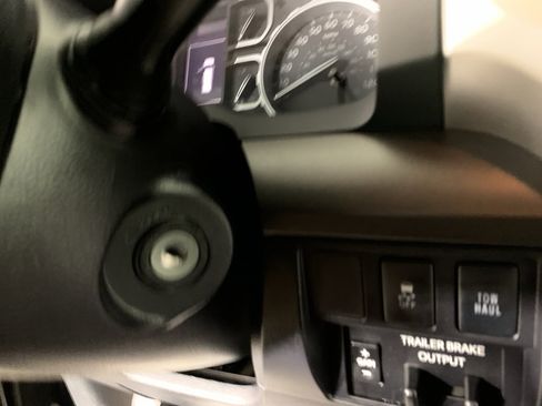 Used 2019 Toyota Tundra SR5 w/ SR5 Upgrade Package image 18