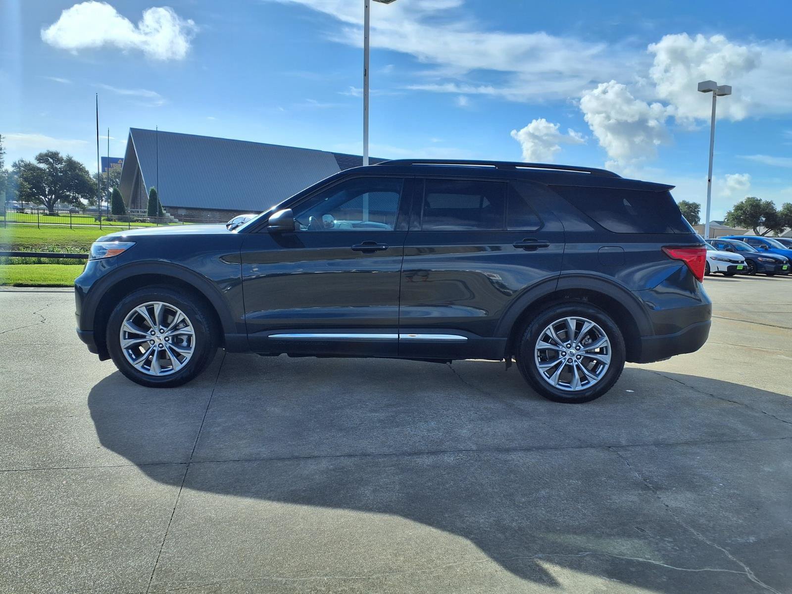 Used 2023 Ford Explorer XLT w/ Equipment Group 202A RWD image 9