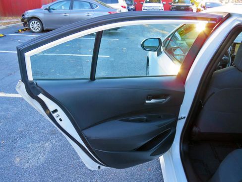 Used 2020 Toyota Corolla LE FWD image 27