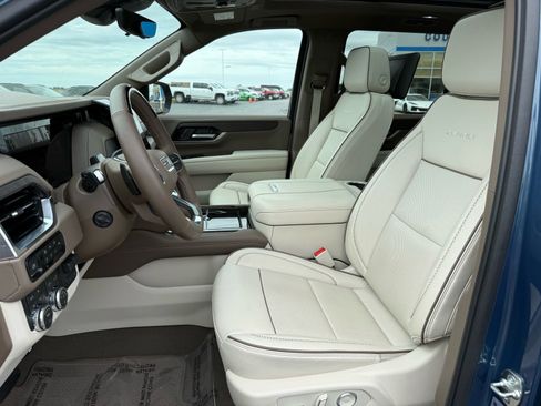 Used 2025 GMC Yukon XL Denali w/ Denali Reserve Package AWD/4WD image 14