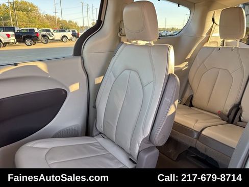 Used 2017 Chrysler Pacifica Touring-L image 25