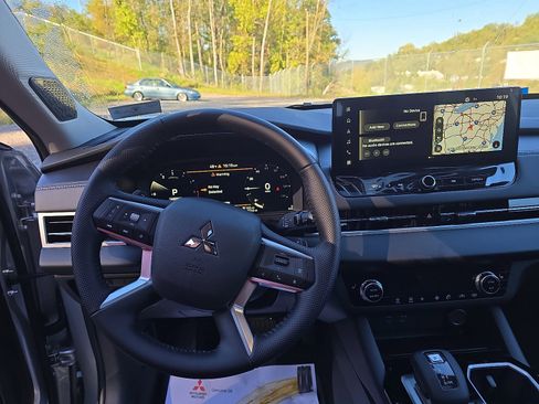 New 2025 Mitsubishi Outlander SE image 15