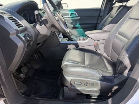 Used 2014 Ford Explorer XLT w/ Equipment Group 202A AWD/4WD image 16