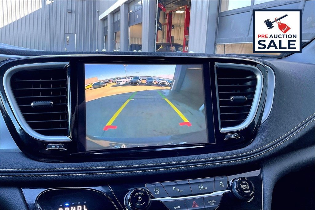 Used 2025 Chrysler Pacifica Limited FWD image 21
