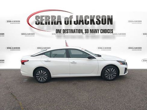 Used 2024 Nissan Altima 2.5 SV AWD/4WD image 10