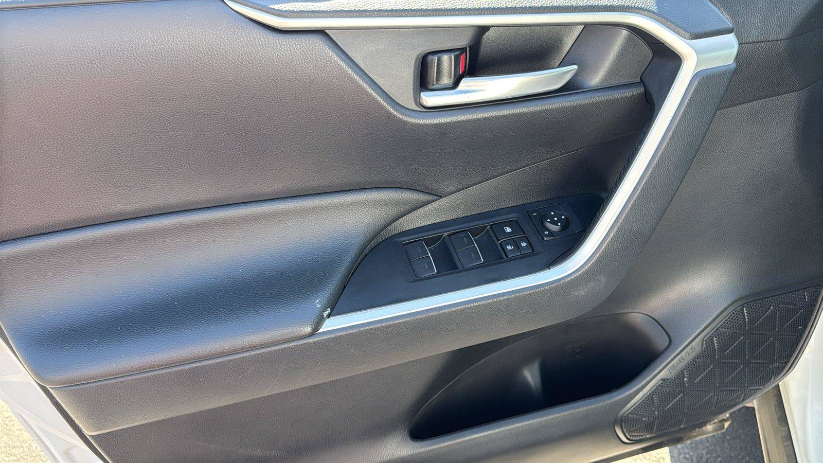Used 2025 Toyota RAV4 XLE FWD image 8