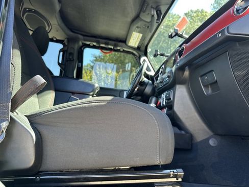 Used 2023 Jeep Gladiator Rubicon w/ Cold Weather Group image 18