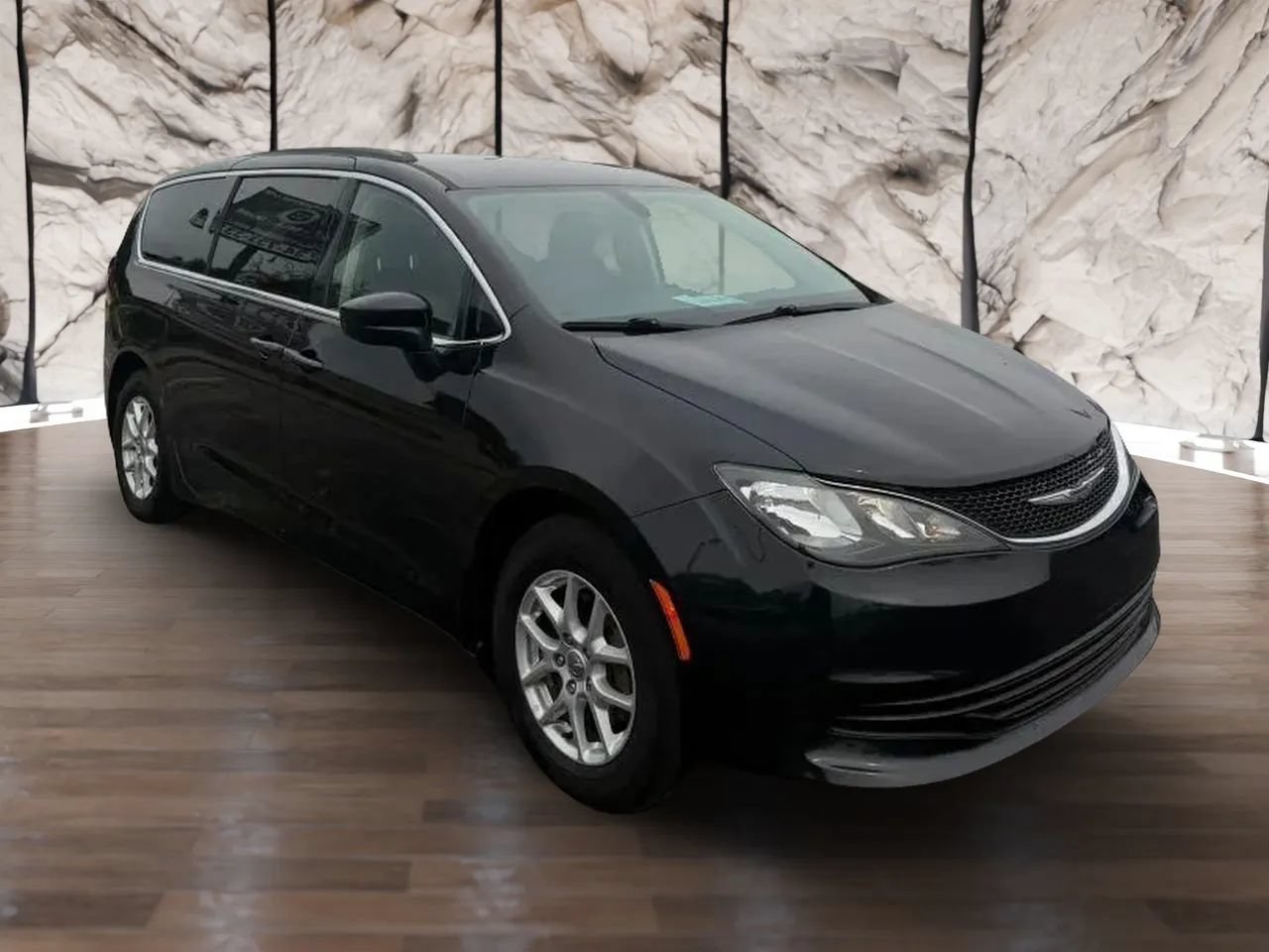 Used 2020 Chrysler Voyager Lxi FWD image 1