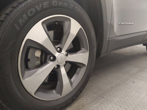 Used 2019 Jeep Cherokee Limited image 31