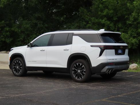 Certified 2025 Chevrolet Traverse LT w/ Sun and Wheel Package AWD/4WD image 6