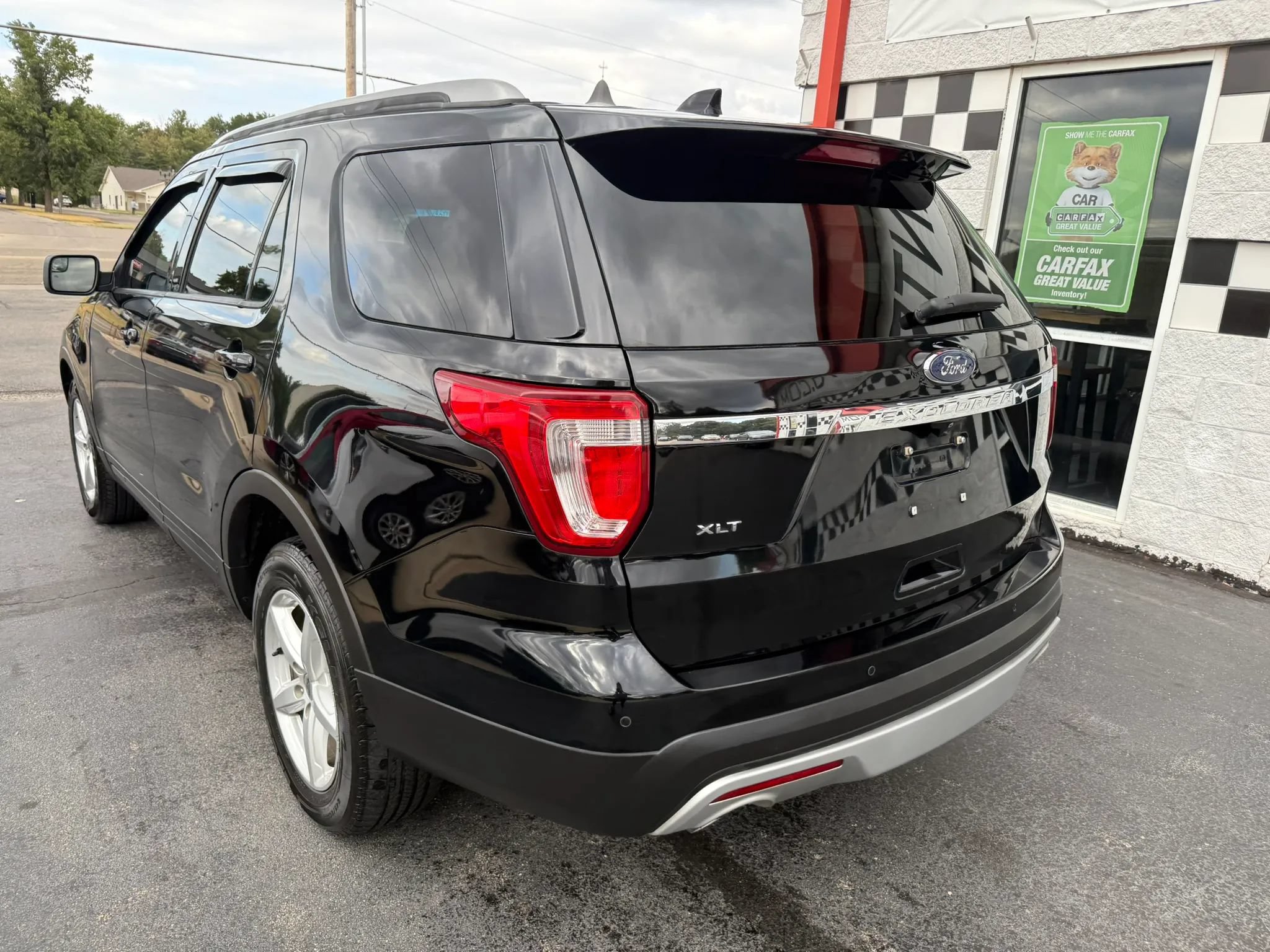 Used 2016 Ford Explorer XLT w/ Equipment Group 202A AWD/4WD image 8