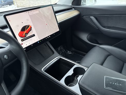 Used 2022 Tesla Model Y Long Range image 23