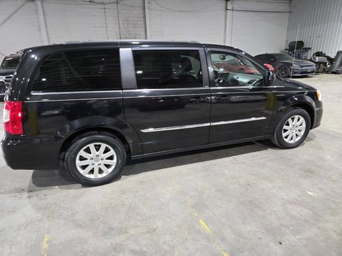 Used 2013 Chrysler Town & Country Touring image 14