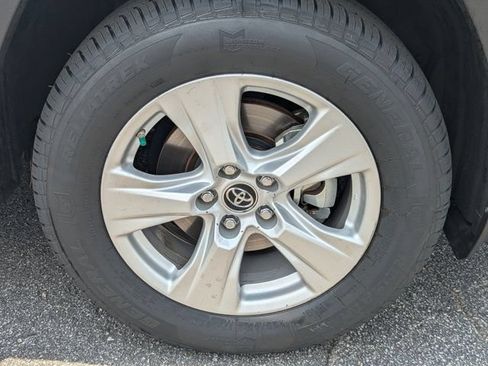 Used 2019 Toyota RAV4 XLE w/ Convenience Package FWD image 11