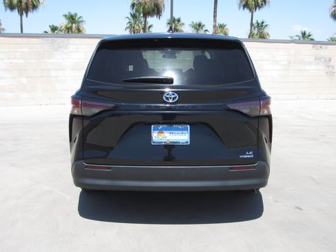 Used 2023 Toyota Sienna LE FWD image 7