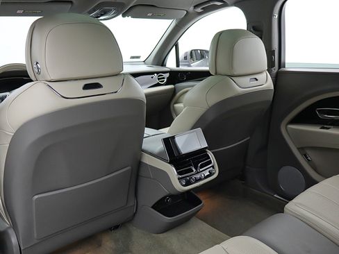 Used 2024 Bentley Bentayga Extended Wheelbase AWD/4WD image 47