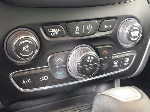 Used 2018 Jeep Cherokee Latitude Plus w/ Comfort/Convenience Group image 21