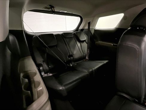 Used 2025 Kia Carnival FWD image 30
