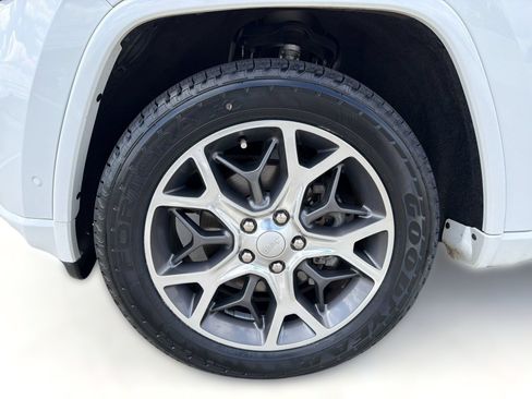Used 2019 Jeep Grand Cherokee Overland AWD/4WD image 12