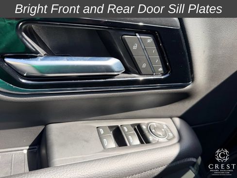 Used 2025 GMC Yukon Denali w/ Sun & Power Step Package AWD/4WD image 11