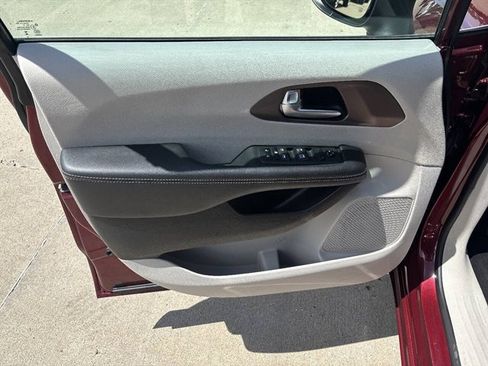 Used 2023 Chrysler Voyager LX FWD image 3