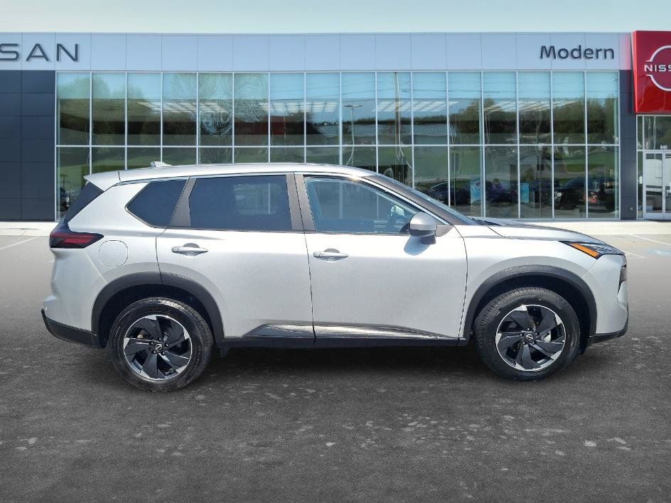 Certified 2025 Nissan Rogue SV AWD/4WD image 4