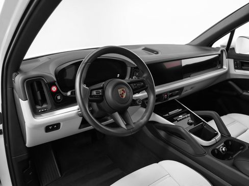 Used 2024 Porsche Cayenne image 38