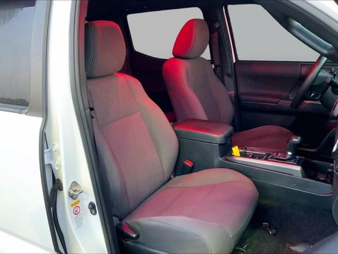 Used 2019 Toyota Tacoma TRD Off-Road w/ Technology Package AWD/4WD image 9