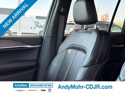 Used 2025 Jeep Grand Cherokee Limited w/ Luxury Tech Group II AWD/4WD image 14